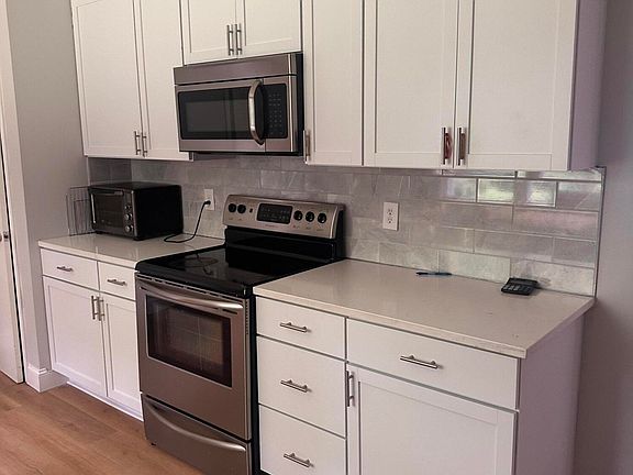 5th image of 602 W Broadway St