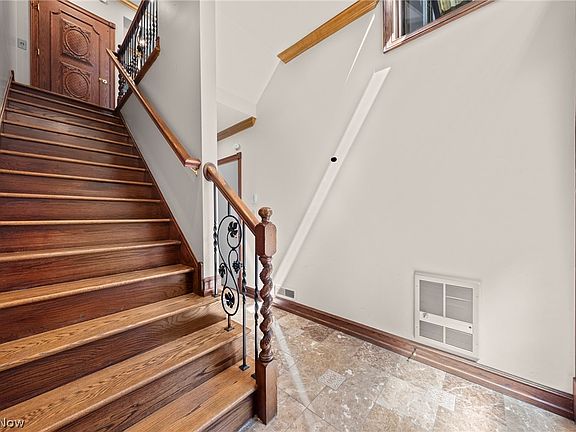 5th image of 2351 Edgehill Rd