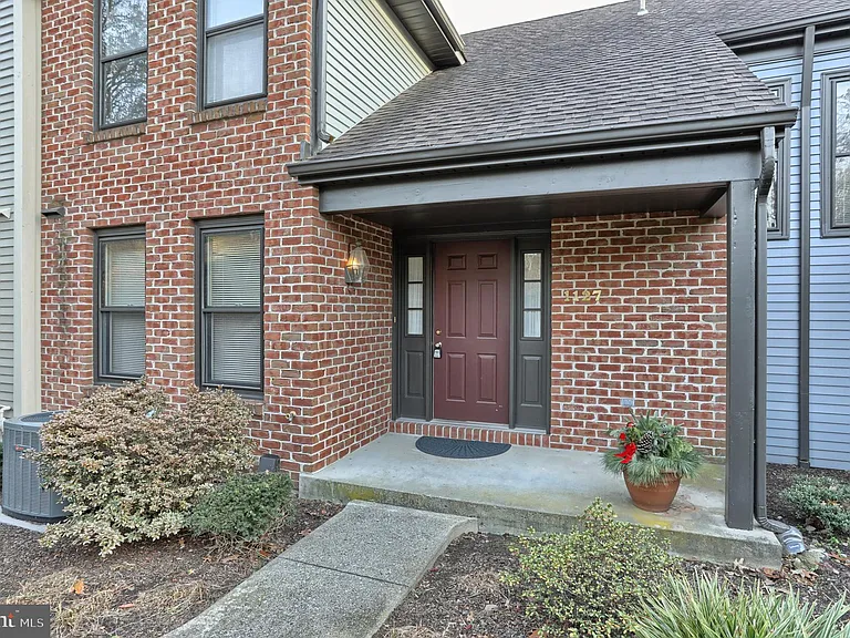 1127 Wicklow Ct — Photo 3