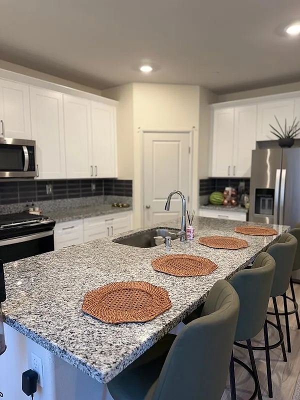 5 bed, 3.0 bath, 2300 sqft, $3,695 — Photo 3