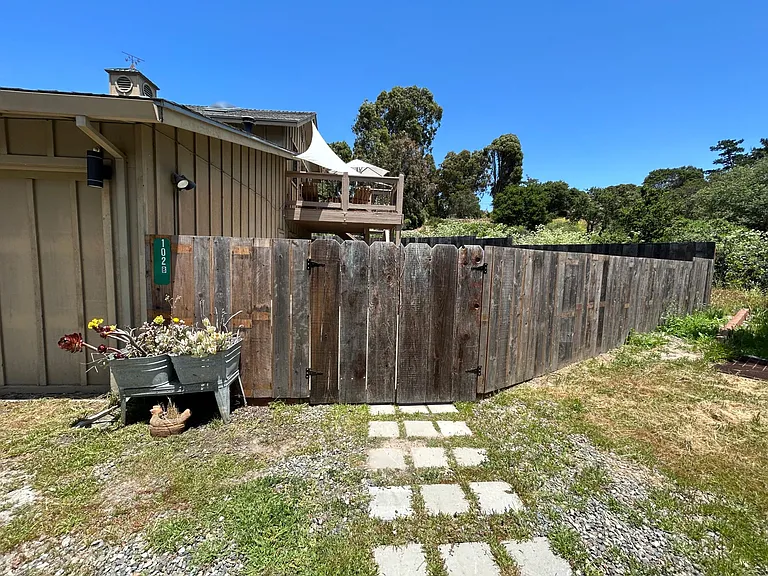 102 Laguna Pl — Photo 32