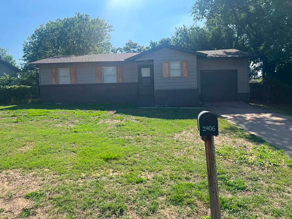 3 bed, 936 sqft, $950 — Photo 2