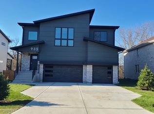 935 E Red Oak St, Addison, IL 60101