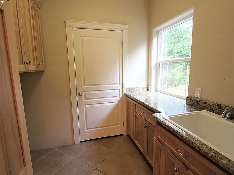 1326 Howard St — Photo 9