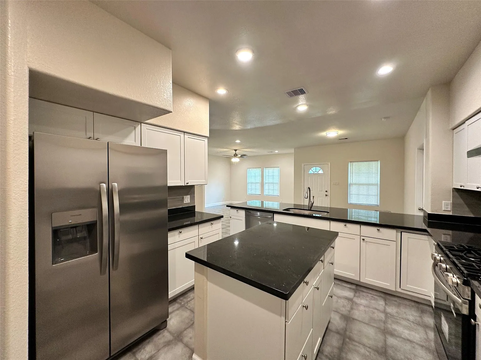 3 bed, 2.0 bath, 1870 sqft, $2,000 — Photo 3