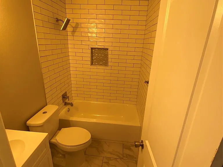 2211 W Illinois Ave — Photo 3