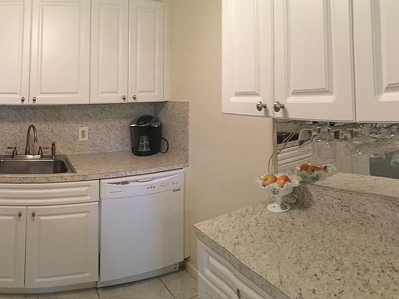 4th image of 139 Southampton Dr #B