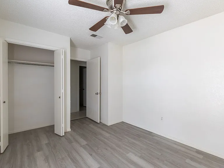 4925 Greenslope Dr — Photo 22