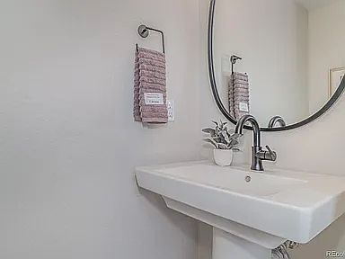 1st image of 1382 Perry St