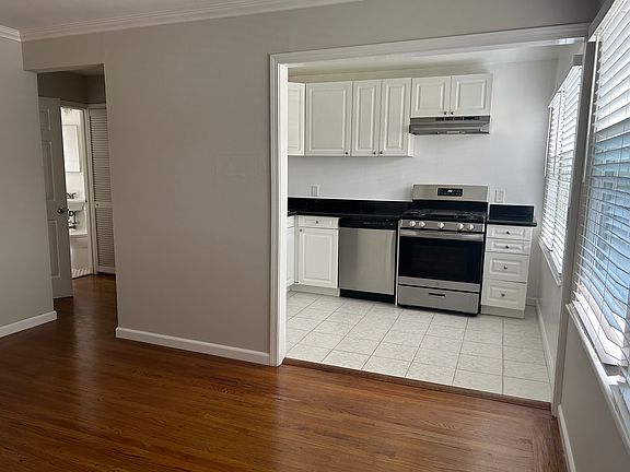 2nd image of 2828 Taraval St