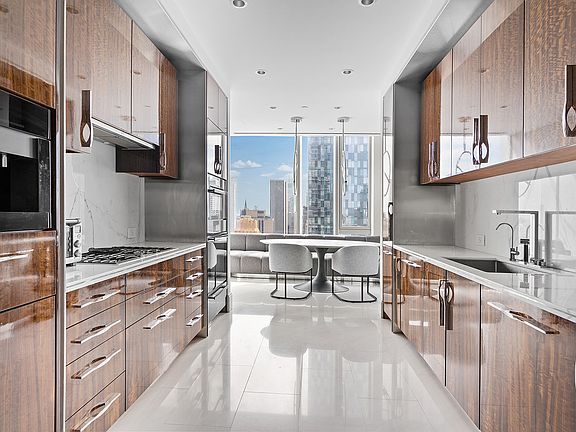 4th image of 217 W 57th St #43C