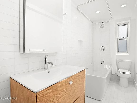 4th image of 414 E 52nd St APT 6E