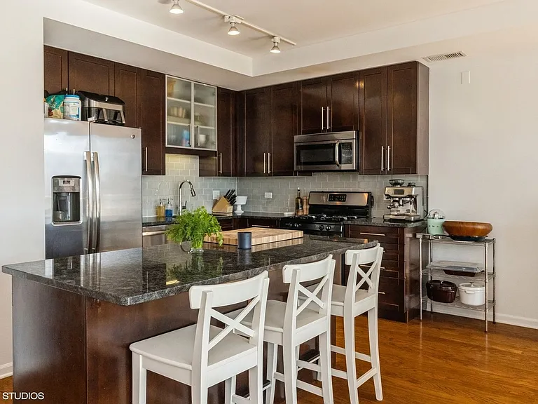 744 W Fullerton Ave #404 — Photo 4