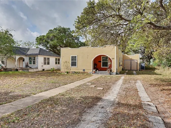 629 W Yoakum Ave, Aransas Pass, TX 78336