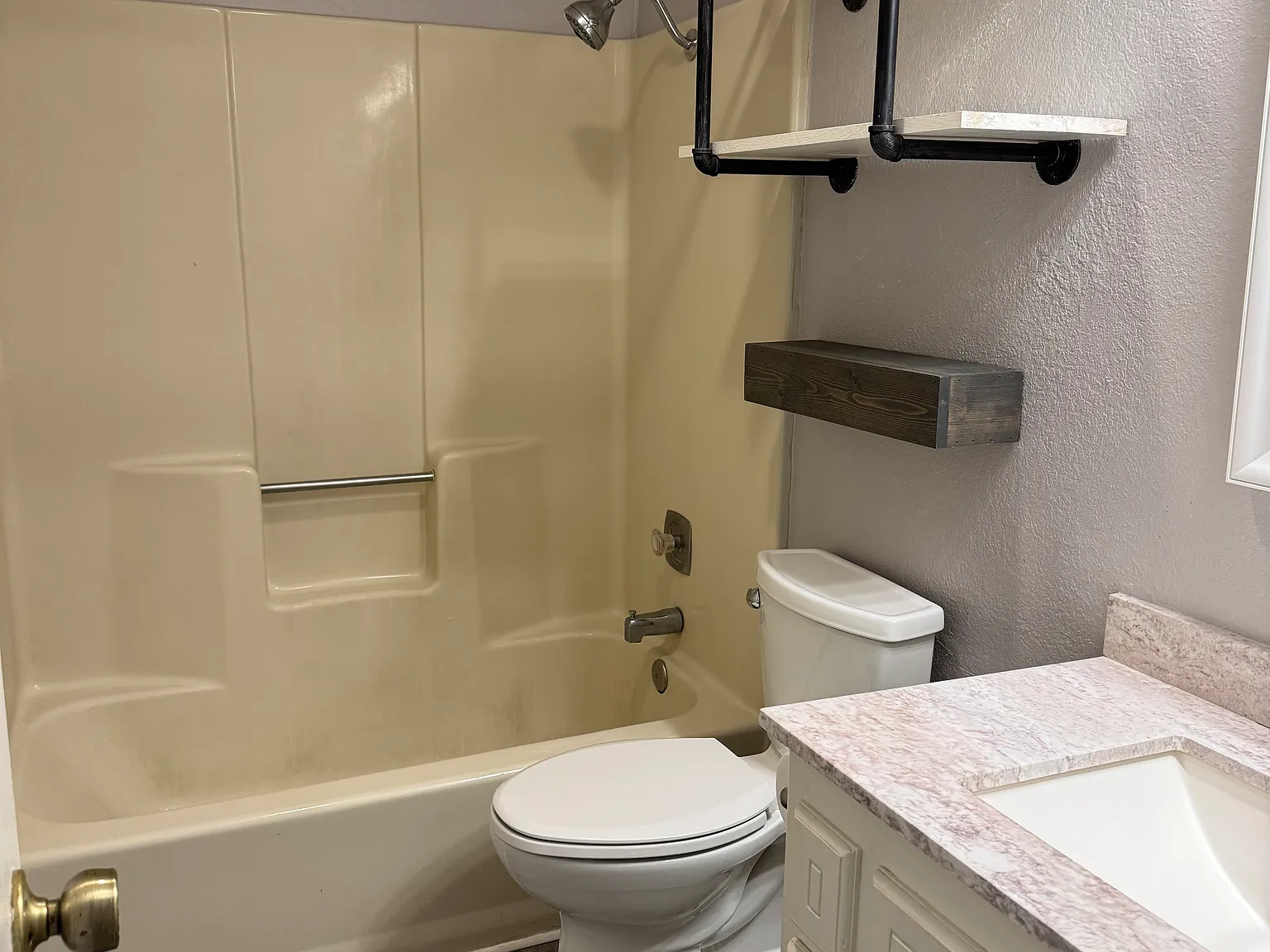 3 bed, 1500 sqft, $2,250 — Photo 2