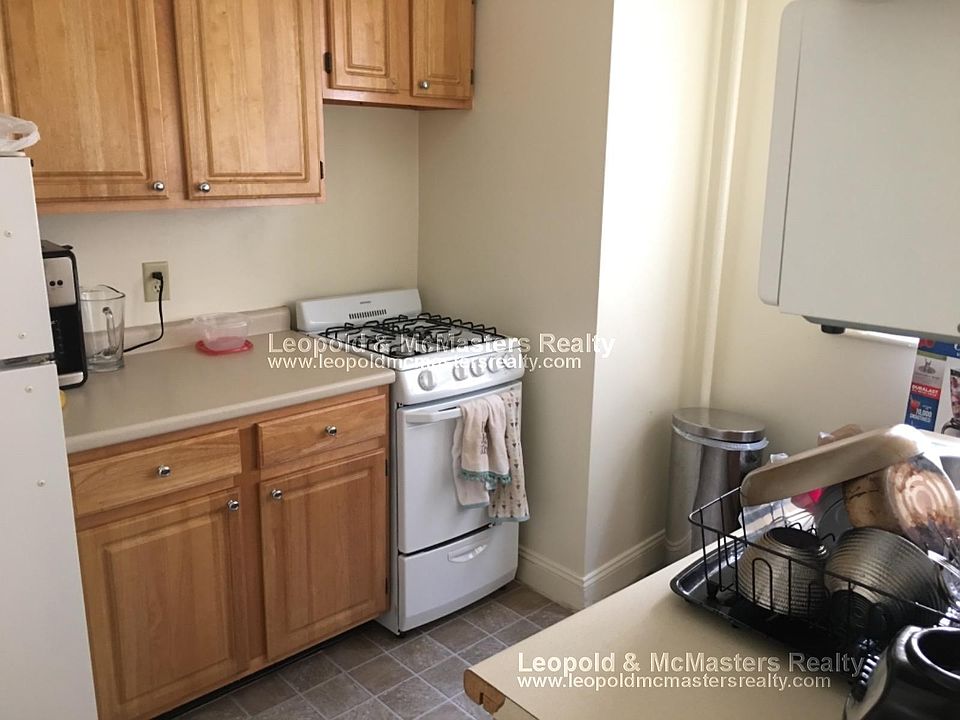 2nd image of 102 Queensberry St APT 12B