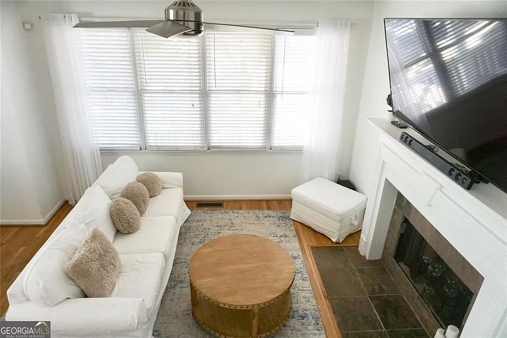 3 bed, 2.5 bath, 1600 sqft, $3,600 — Photo 4