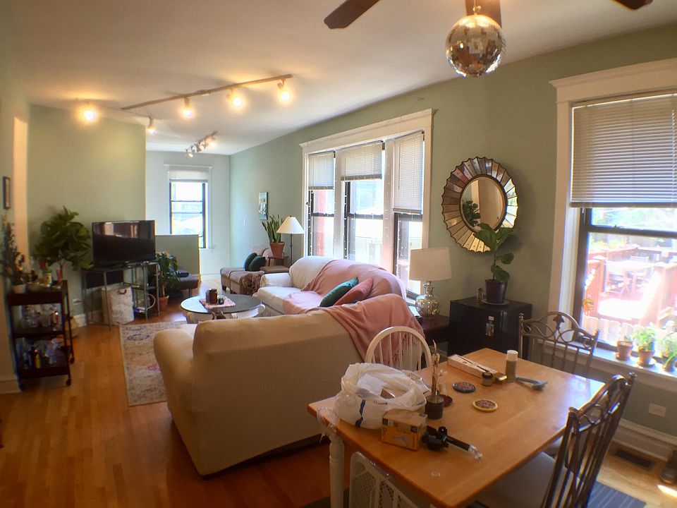 BRIGHT SOUTH EXPOSURE LIVING SPACE