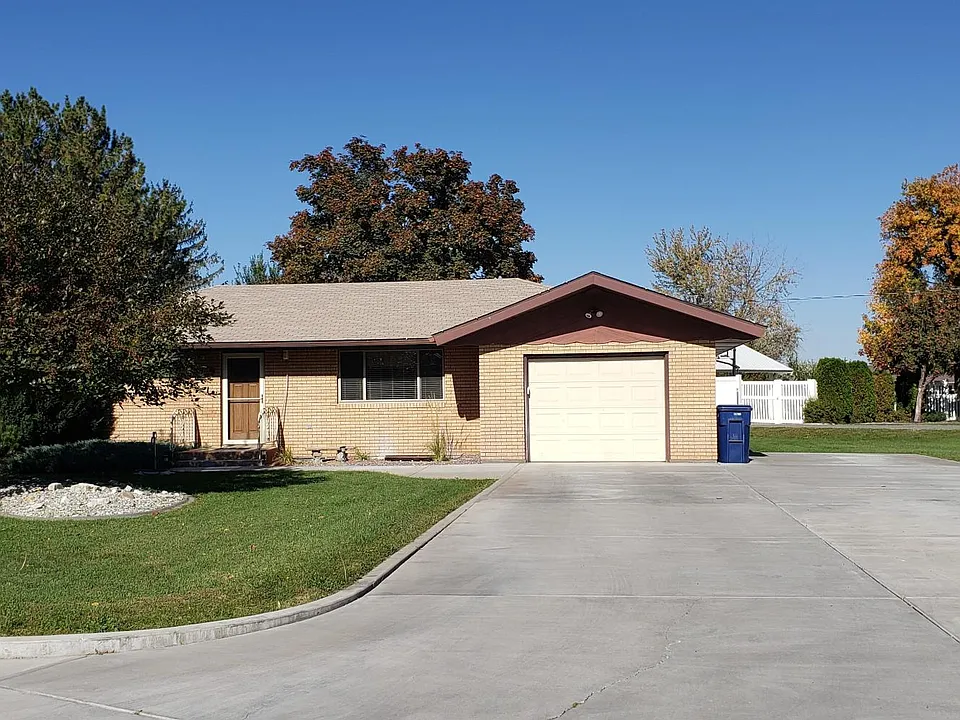 802 17th Dr