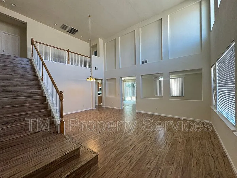 5 bed, 3.0 bath, 2494 sqft, $3,450 — Photo 2