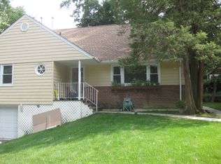 24 Valley View Rd, Great Neck, NY 11021