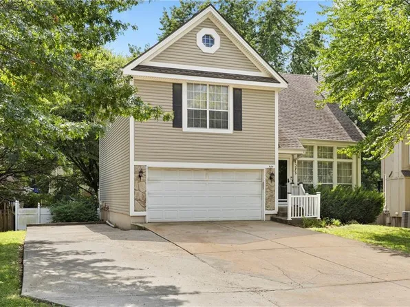 1075 E Charlotte Town Rd, Olathe, KS 66061