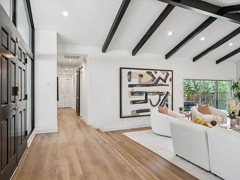 912 Glen Oaks Blvd — Photo 3