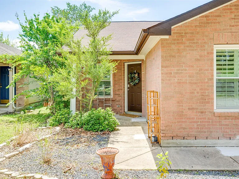 18325 Maxa Dr — Photo 3