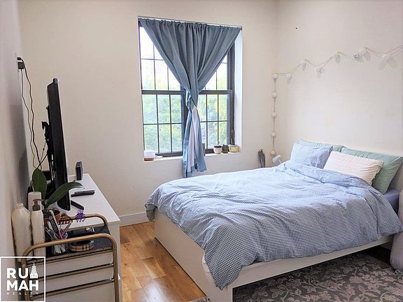 5th image of 744 Willoughby Ave #3R