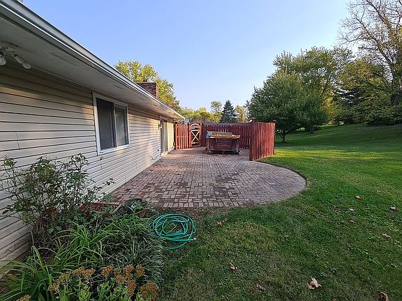 600 SF paver patio w/ fence
