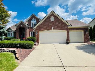 2071 Cobblestone Ln, Brighton, MI
