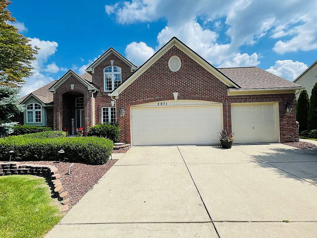 2071 Cobblestone Ln photo 1