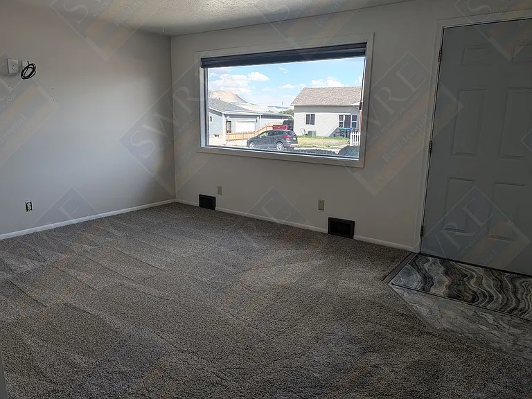 460 Jensen St — Photo 3