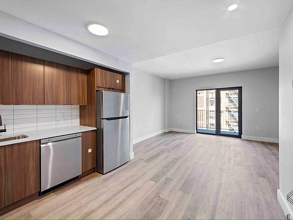 3rd image of 1111 Foster Ave #538