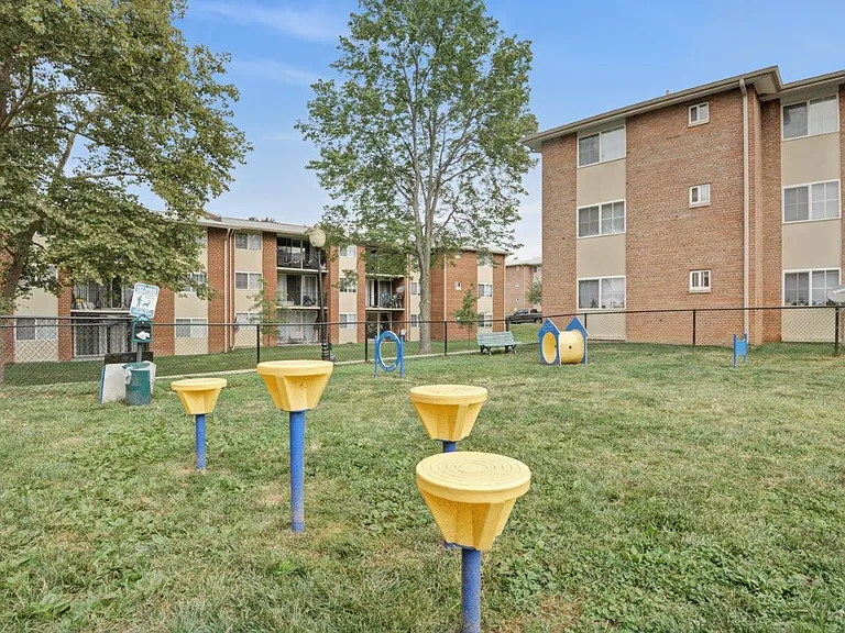 Willow Run at Mark Center Apartment Homes — Photo 21