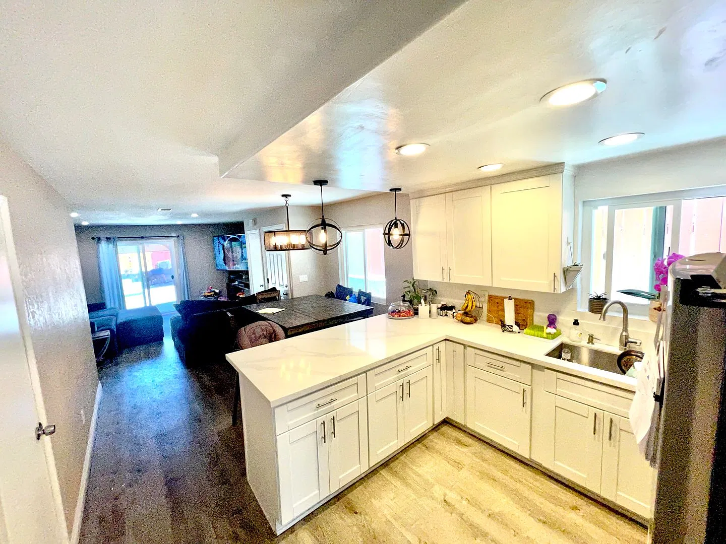 Fully remodeled house in Spring Valley on a beautifully manicured lot — Photo 2
