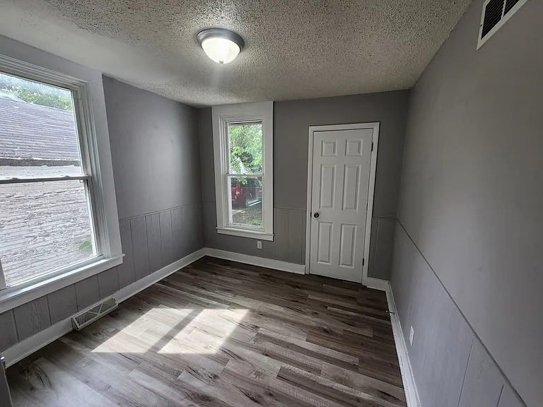 621 W 15th St — Photo 15