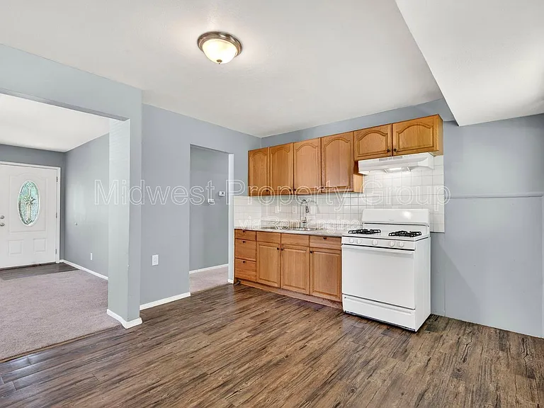 409 Shepley Dr — Photo 7