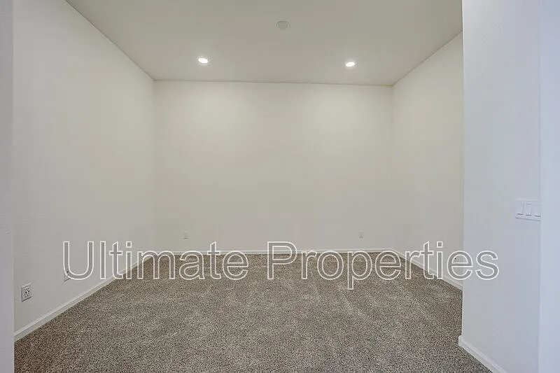 4 bed, 2.5 bath, 2318 sqft, $2,495 — Photo 3