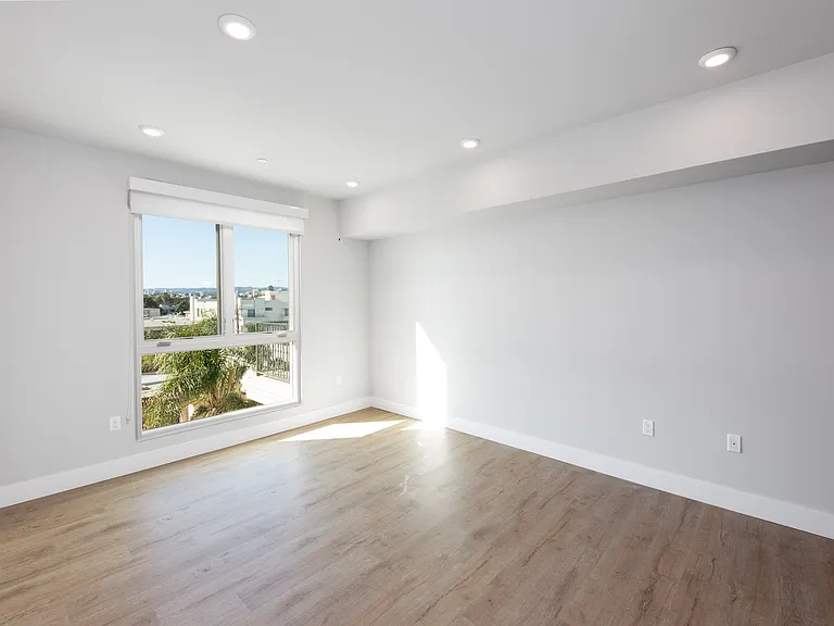1070 S Holt Ave — Photo 25