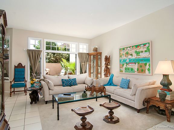 Living room with fireplace 