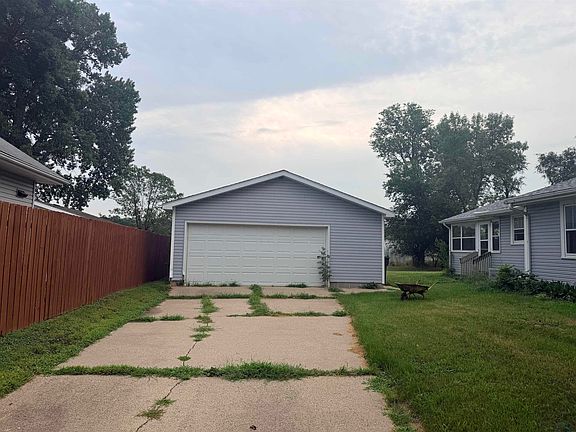 2nd image of 2116 Myrtle St