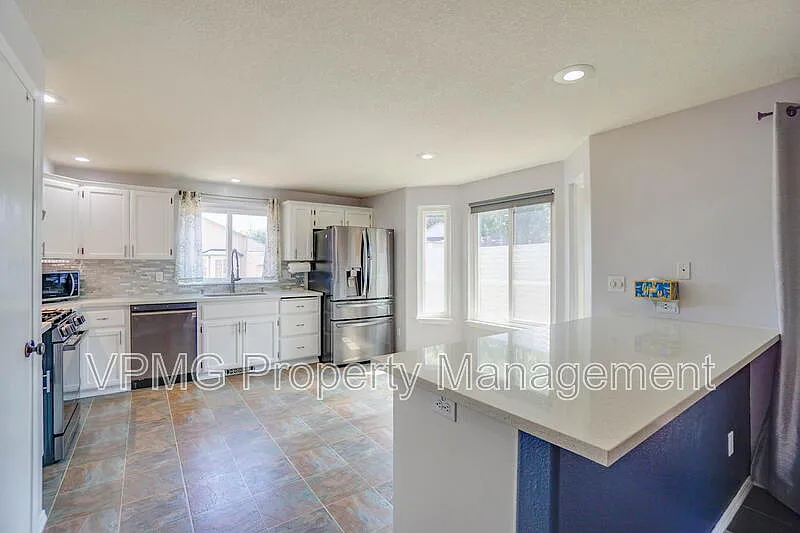 4 bed, 2.5 bath, 2040 sqft, $2,995 — Photo 4