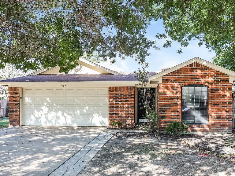 907 Park Place Blvd — Photo 1