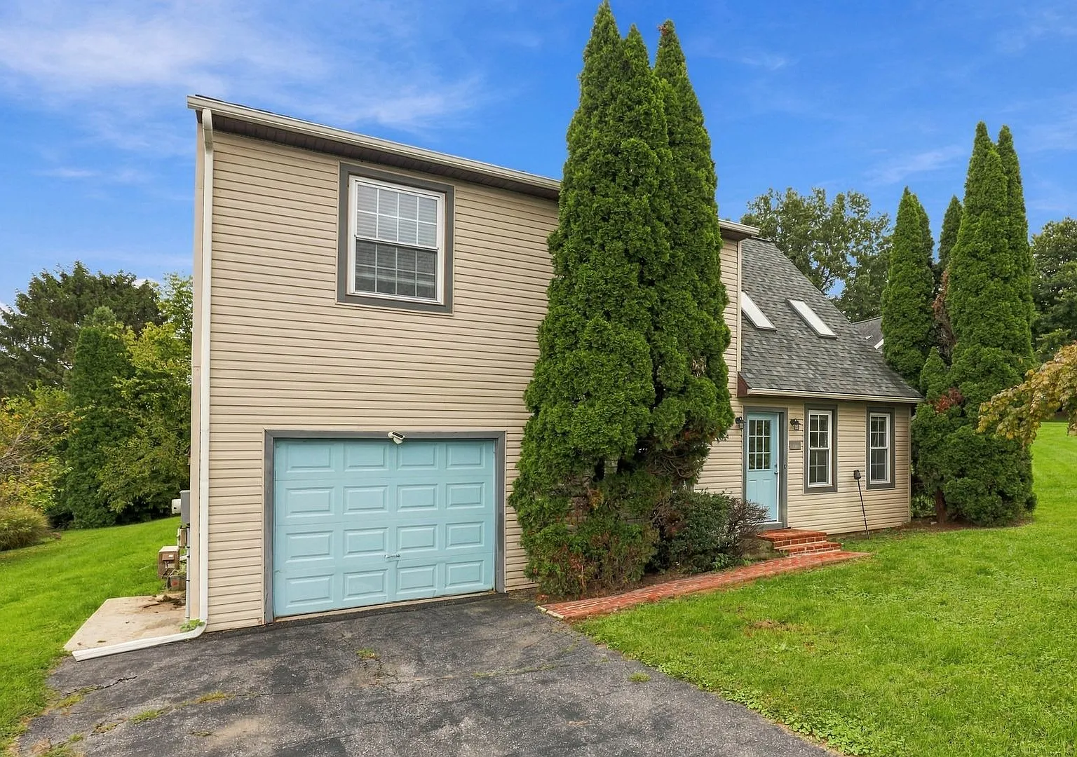 4 Bed 2.5 Bath — Photo 1