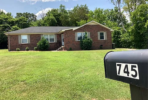 745 Trail Dr Photo 1