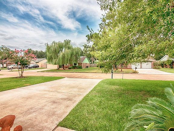 3rd image of 5510 Thornwood Cir