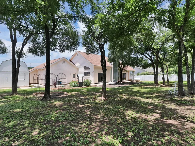 203 Dunkeld Dr — Photo 35