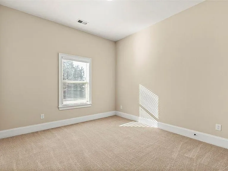 591 Heywood St — Photo 14