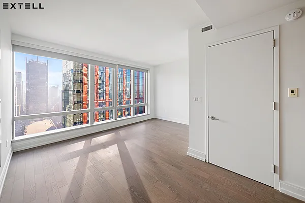 Rented by Extell Marketing Group LLC | media 2